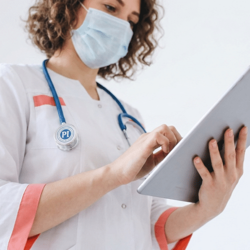 Infirmière utilisant une tablette numérique