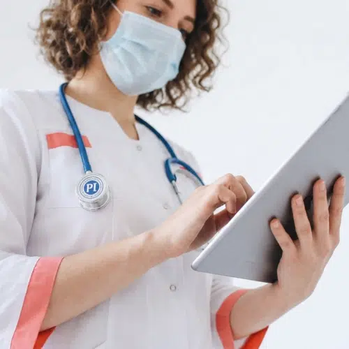 Infirmière utilisant une tablette numérique